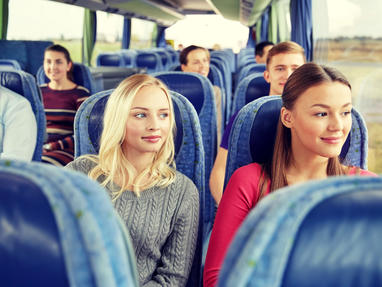 busreise schulklasse klassenfahrt schueler jugendliche abscchlussfa