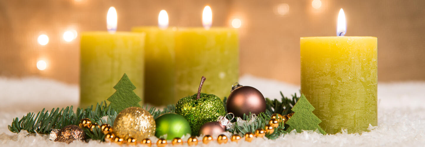 Advent Weihnachten Kerzen Kranz Adventskranz gruen Fotolia 125082516 Subscription Monthly M