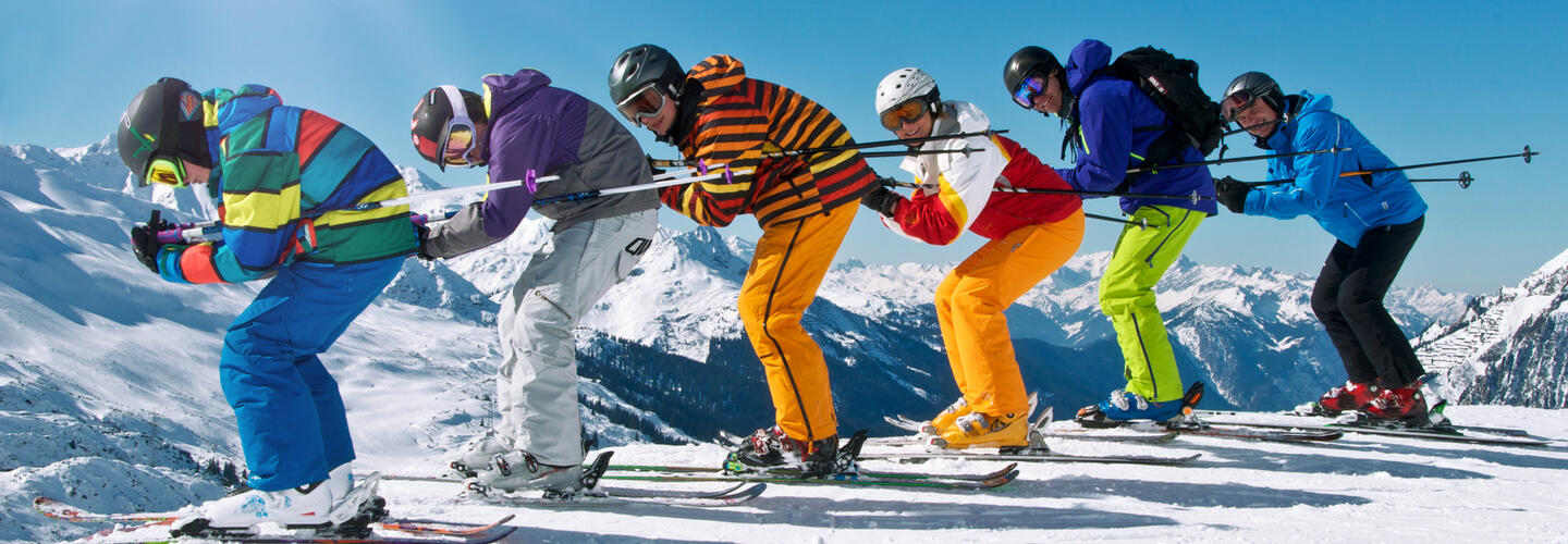 Gruppe Ski Alpen Berge Piste Schnee Aktiv Sport Verein Fotolia 72809056 Subscription Monthly M4